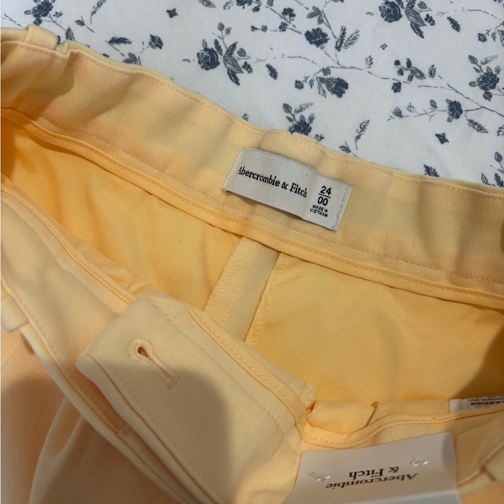 Abercrombie Yellow tailored Shorts - Picture 2 of 2
